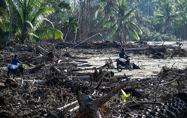 Разрушительное наводнение на севере Индонезии привело к гибели 14 человек