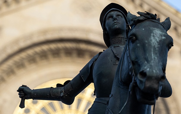 У Парижі зі статуї Жанни д’Арк викрали меч