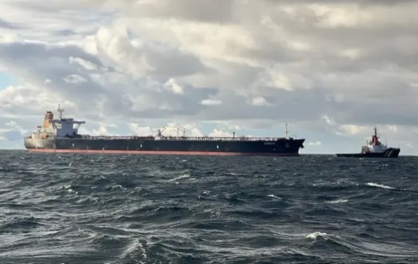 СМИ: субмарина РФ сопровождает убегающий от США танкер