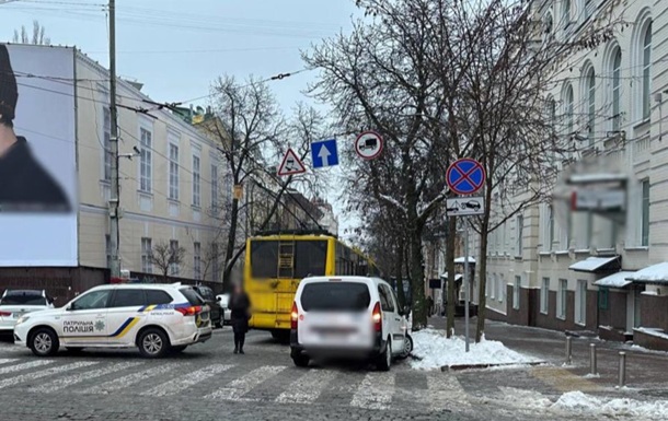 У центрі Києва в проваллі дороги застряг тролейбус