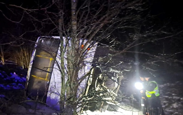 На Черниговщине перевернулся автобус: 11 пострадавших