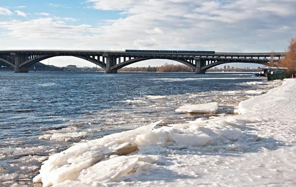 В Киеве увеличили интервал движения поездов метро на левый берег