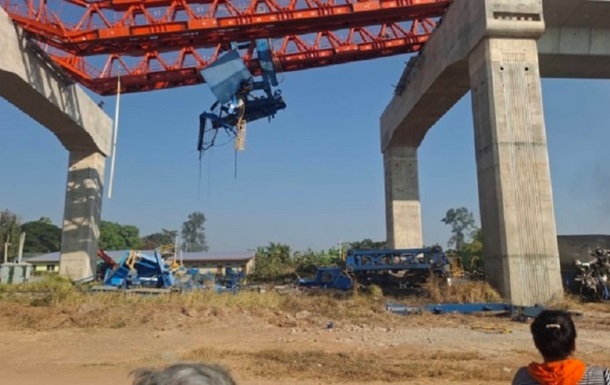 В Таиланде строительный кран упал на поезд, десятки погибших