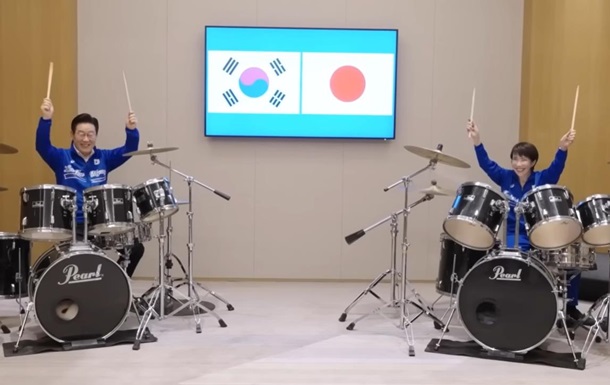 Лидеры Японии и Южной Кореи вместе сыграли на барабанах