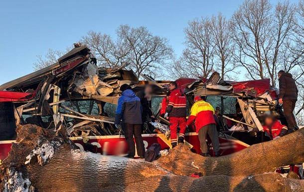 На Львовщине автобус врезался в отбойник, есть пострадавшие
