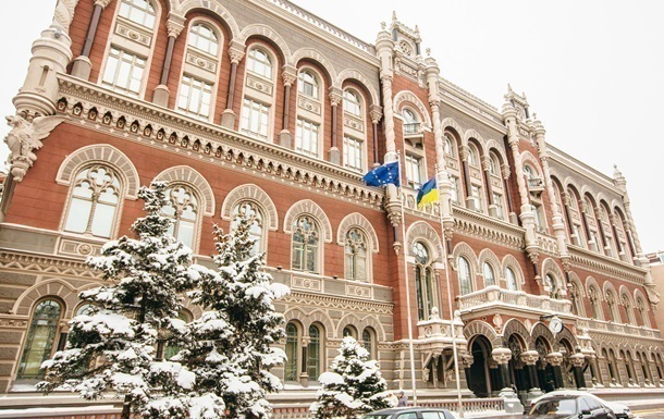 Официальные курсы доллара и евро начали снижаться