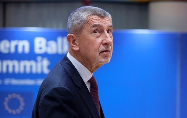 Прем’єр-міністр Чехії купив глобус, щоб розгледіти Гренландію