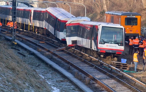 В Німеччині з рейок зійшов поїзд: пошкоджено зустрічний потяг з пасажирами