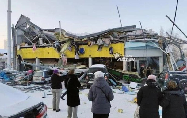 В Новосибирске обрушилась крыша ТЦ: есть пострадавшие