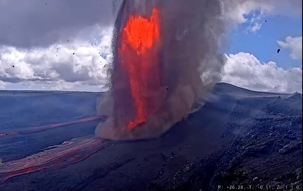 Вулкан на Гавайях выбросил фонтан лавы на 480м