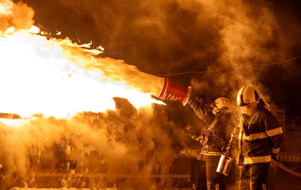 У центрі Києва на Хрещатику спалахнула пожежа