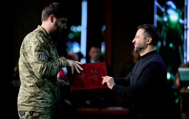 Зеленский присвоил военным звание Героя Украины и вручил ордена