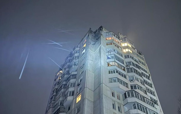 Дрон россиян повредил многоэтажку в Киеве