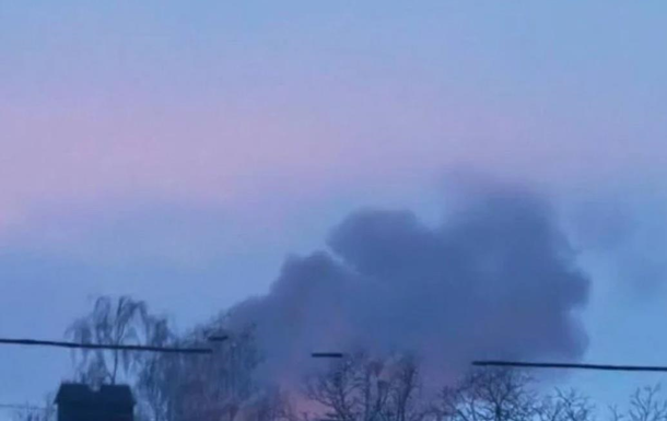 В Бродах на Львовщине после атаки РФ до сих пор наблюдается задымленность