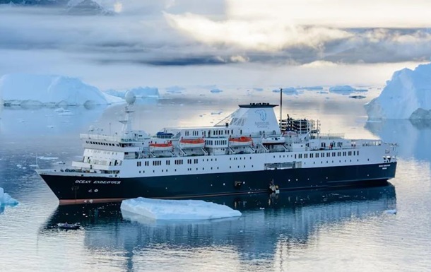 Плавучая казарма: Дания отправила в Гренландию советский корабль