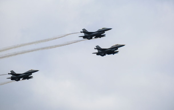 США заключили контракт на обслуживание истребителей F-16 Украины