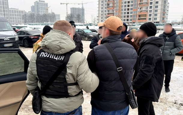 В Киеве задержали мужчин за сбыт поддельных долларов