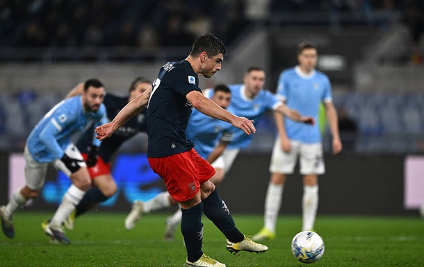 Маліновський реалізує пенальті в матчі з Лаціо