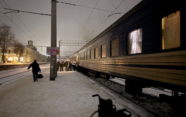 УЗ пересаживает людей на автобусы из-за активности российских дронов