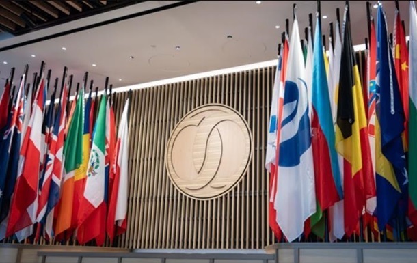 Мировая экономика умеренно растет, но с глубокими структурными кризисами