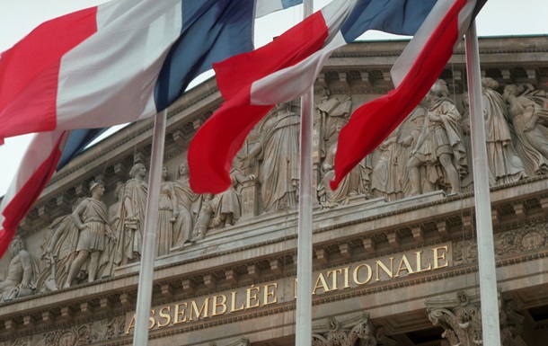 Французские депутаты отклонили два вотума недоверия правительству