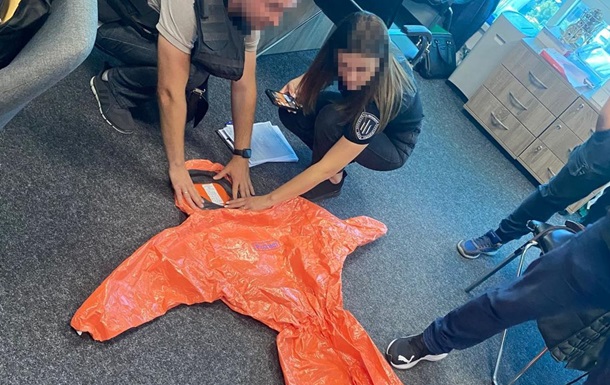 Підприємицю викрили на схемі із захисними костюмами ДСНС