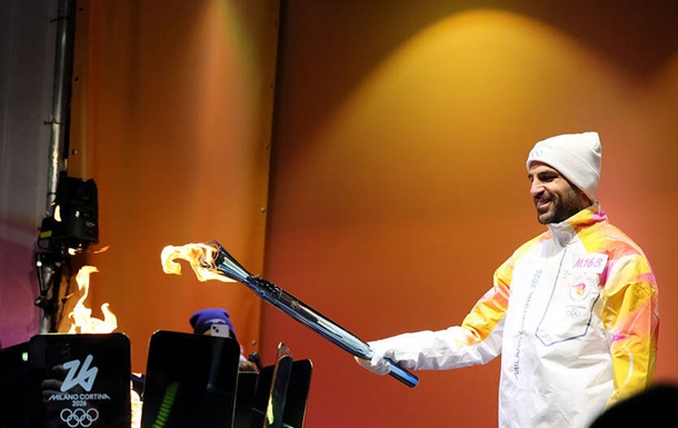 Экс-игроки Барселоны и Интера приняли участие в эстафете олимпийского огня