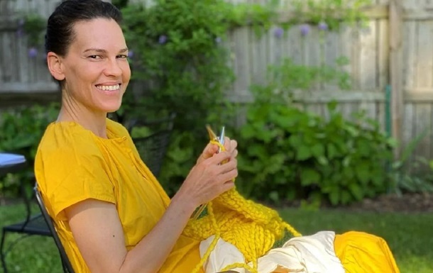 Хилари Суэнк прочитала стихотворение в поддержку украинских детей