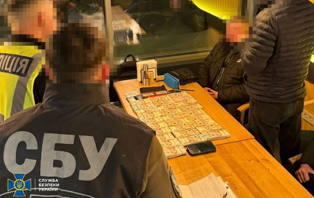 Чиновника КГГА поймали на  откатах  за поставку оборудования в школы