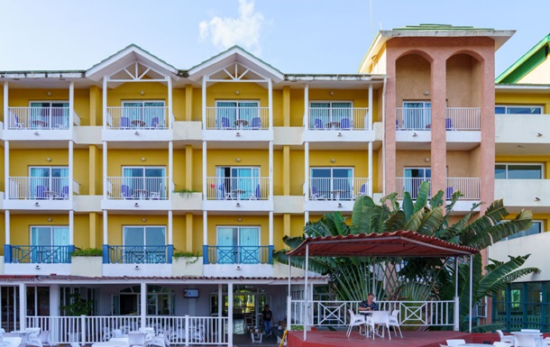 Российских туристов начали выселять из отелей на Кубе