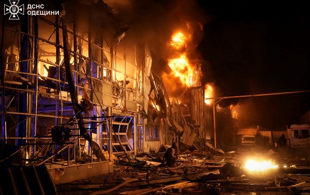 В Одессе из-за атаки дронов сгорел автосалон