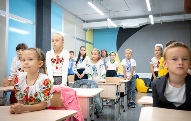 В Киеве временно объединят школы и детские сады