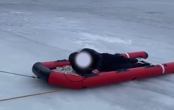 У Києві двоє підлітків провалилися під лід