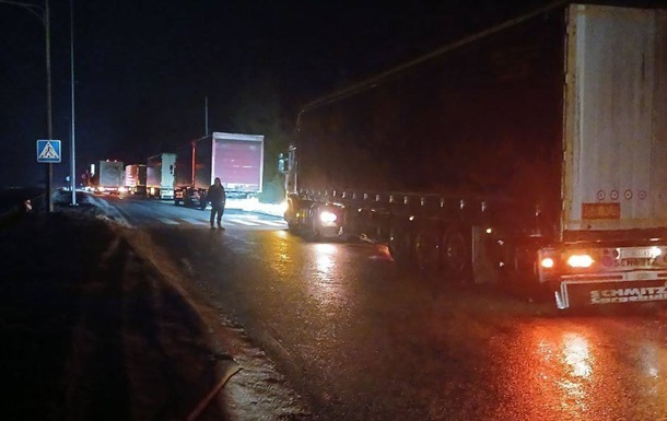 Київ обмежив в’їзд вантажівок через снігопад