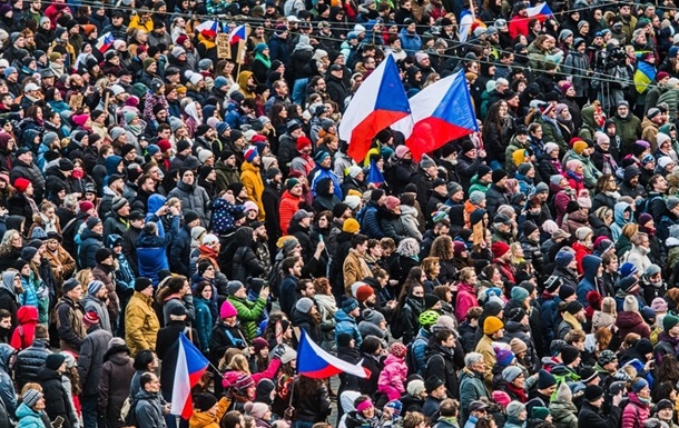 Скандал в Чехии: в поддержку президента прошли массовые акции протеста