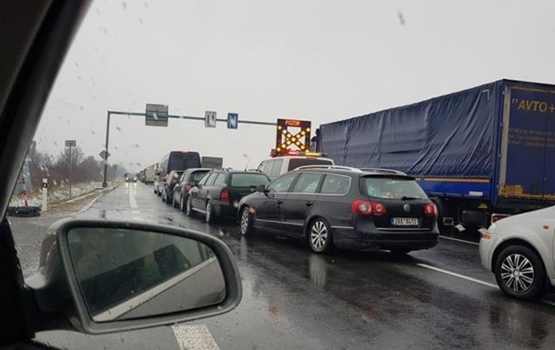На одному з КПП на кордоні з Румунією обмежують рух  