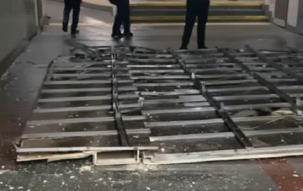 У Києві обвалилась стеля на одній із станцій метро 
