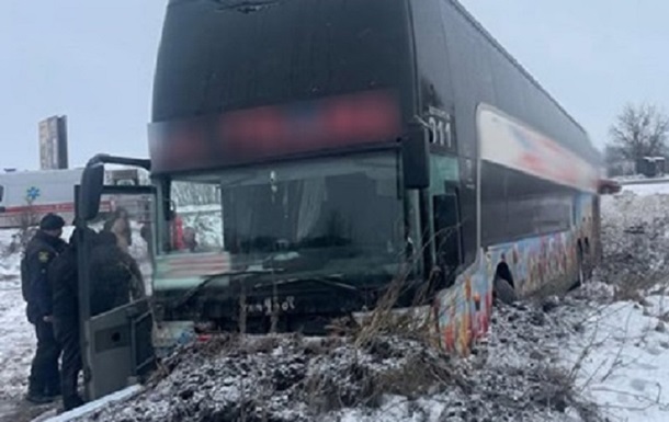 На Львівщині автобус злетів з траси, є постраждалі