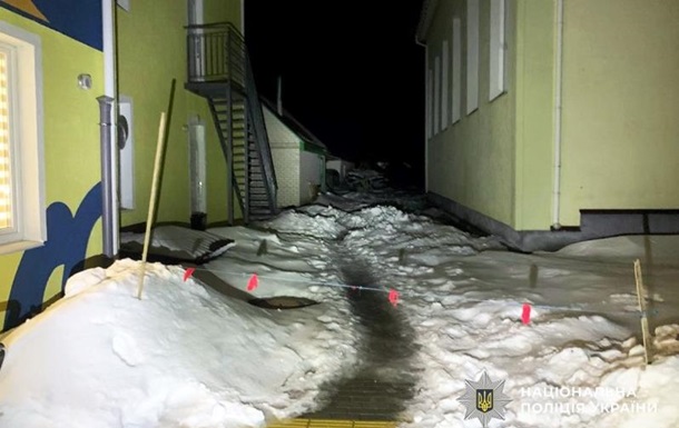 На Житомирщине на 4-летнего мальчика с крыши детсада упала снежная глыба