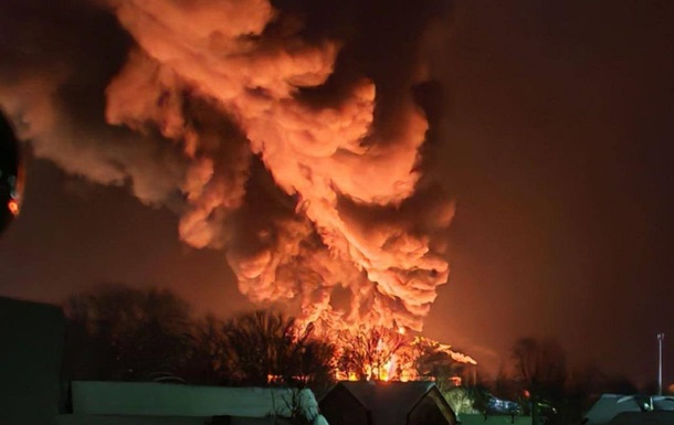 В России эпично горит нефтебаза