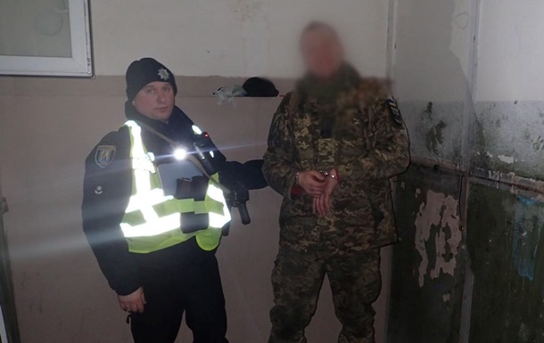 В Киеве задержали военнослужащего, который напал с ножом на двух человек