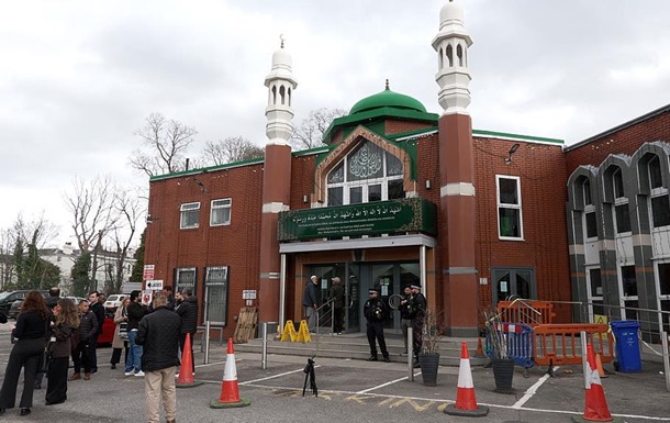 В Великобритании задержали мужчину, который пришёл в мечеть с топором