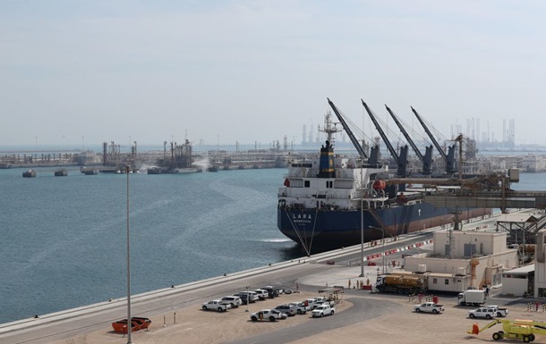 На Близькому Сході припиняють роботу нафтові та газові об єкти