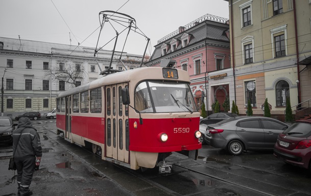 Электротранспорт левого берега Киева постепенно возвращается к работе
