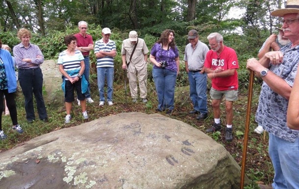 У США знайшли 1000-річну скелю з загадковими слідами