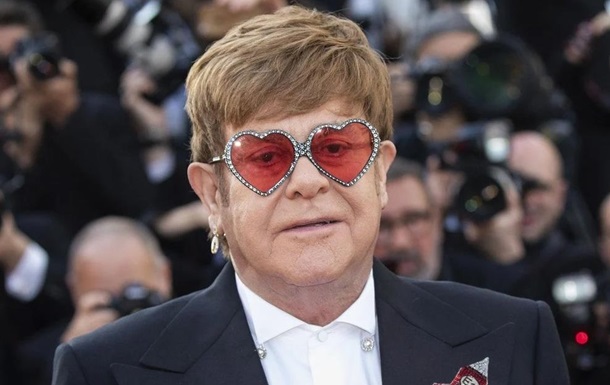 Элтон Джон появился с мужем и сыновьями на новом портрете