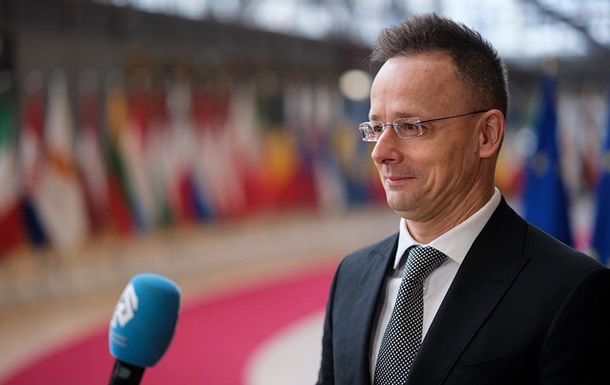 Сиярто привиделись  деньги украинской военной мафии  в Венгрии