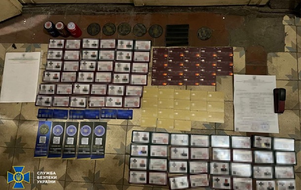 Викрито схему з продажу фіктивних посвідчень правоохоронців