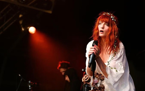 Флоренс Уэлч защитила украинский флаг на концерте в Праге