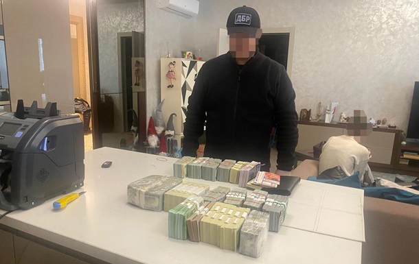 ДБР: Предприниматель дал ложные показания, чтобы  отбелить  чиновницу
